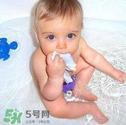 寶寶流鼻涕了還能洗澡嗎？寶寶夏天感冒能不能洗澡？