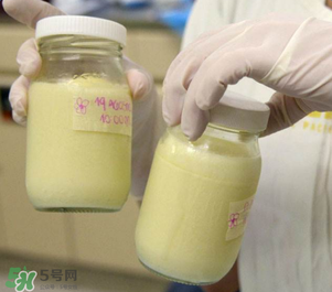 我的奶水發(fā)黃是怎么回事？ 哺乳期奶水發(fā)黃還可以喂奶嗎？