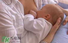 我的奶水發(fā)黃是怎么回事？ 哺乳期奶水發(fā)黃還可以喂奶嗎？