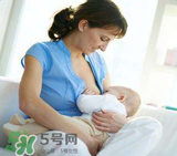 我的奶水發(fā)黃是怎么回事？ 哺乳期奶水發(fā)黃還可以喂奶嗎？