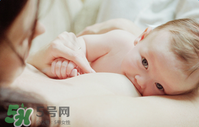 哺乳期奶水有血是什么原因？哺乳期奶水有血能喂奶嗎？