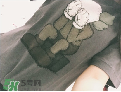 優(yōu)衣庫(kù)xKAWS合作系列衣服多少錢(qián)與試穿圖片