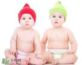 如何判斷新生兒已經(jīng)吃飽？新生兒吃飽了有什么表現(xiàn)？