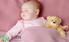 如何判斷新生兒已經(jīng)吃飽？新生兒吃飽了有什么表現(xiàn)？