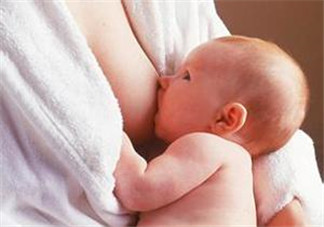 哺乳期奶水有血是什么原因？哺乳期奶水有血能喂奶嗎？