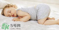 小孩開著燈睡覺好嗎？寶寶睡覺開著燈對身體有危害嗎？