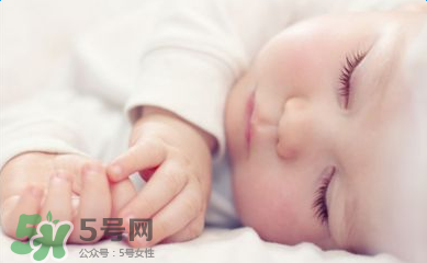 小孩開著燈睡覺好嗎？寶寶睡覺開著燈對身體有危害嗎？