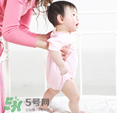 寶寶一歲多了還不會走路怎么辦？寶寶走路晚是什么原因造成的