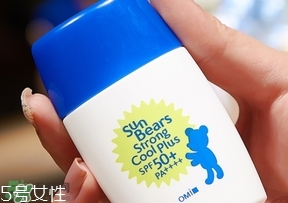 近江兄弟防曬霜紅色藍(lán)色哪個(gè)好？近江兄弟小熊防曬霜紅色藍(lán)色對(duì)比