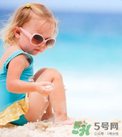 夏日海邊寶寶游泳怎么防曬？海邊親子游泳防曬注意事項(xiàng)