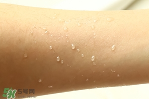 ajuste防曬噴霧哪個(gè)顏色好？ajuste防曬噴霧藍(lán)色綠色白色區(qū)別