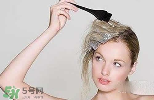 用染發(fā)膏前要不要洗頭？用染發(fā)膏要提前幾天洗頭？