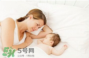 產(chǎn)后皮膚干燥起皮又很癢是怎么回事？生完小孩后皮膚特干怎么辦？