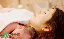 產(chǎn)后皮膚干燥起皮又很癢是怎么回事？生完小孩后皮膚特干怎么辦？