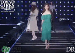 穿著高跟鞋翻跟頭走t臺(tái)模特同款綠色裙子是什么牌子？