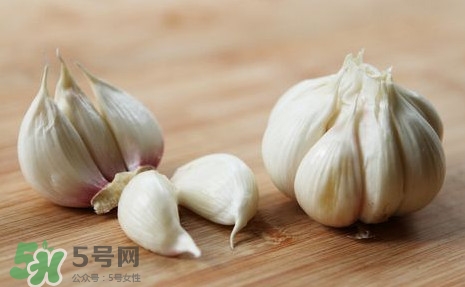 蒜頭發(fā)芽了還能吃嗎？蒜頭發(fā)芽了芽心能吃嗎
