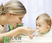 嬰兒吃魚肝油能打預(yù)防針嗎？嬰兒吃魚肝油影不影響打預(yù)防針？