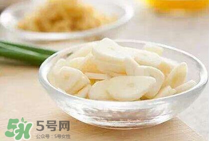 生吃蒜頭有什么好處？生吃蒜頭的功效和作用