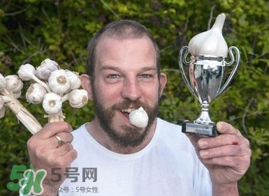 生吃蒜頭有什么好處？生吃蒜頭的功效和作用