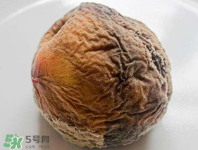 ?桃子發(fā)霉了還可以吃嗎？吃了發(fā)霉的桃子怎么辦？