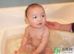 夏天嬰兒洗澡水溫多少度合適？夏天嬰兒洗澡水溫需要多少度？
