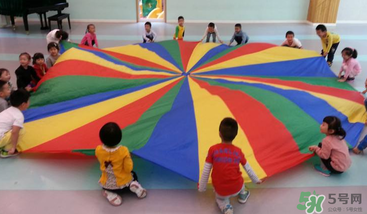 餃子在幼兒園玩的游戲叫什么？彩虹傘的捕魚游戲怎么玩？