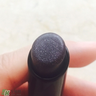 嬌蘭小黑裙007顯色嗎？嬌蘭小黑裙007適合唇色淺的嗎？