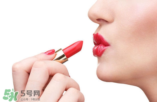 哺乳期能不能涂口紅呢？哺乳期涂口紅對寶寶有危害嗎？