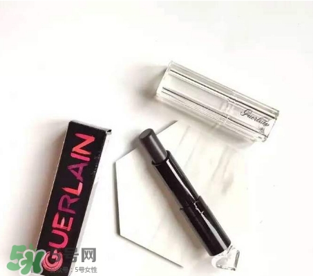 嬌蘭小黑裙007顯色嗎？嬌蘭小黑裙007適合唇色淺的嗎？
