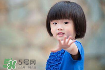 什么原因?qū)е潞⒆有愿駜?nèi)向？孩子性格內(nèi)向該怎么辦？