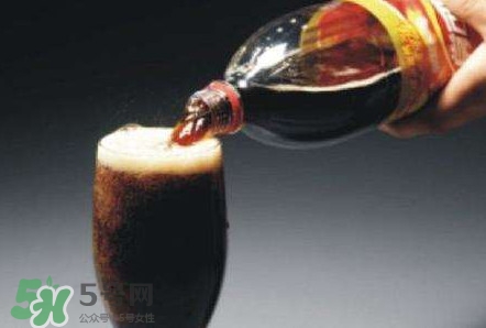 為什么喝碳酸飲料打嗝嗆鼻子？碳酸飲料為什么會(huì)冒泡