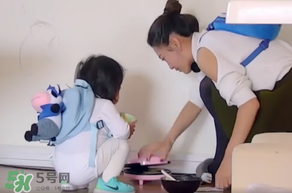 餃子的奶牛背包是什么牌子？寶寶背包應(yīng)該怎么挑選？