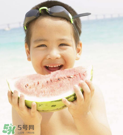 夏天寶寶能不能吃冰西瓜呢？冰西瓜寶寶能吃嗎？