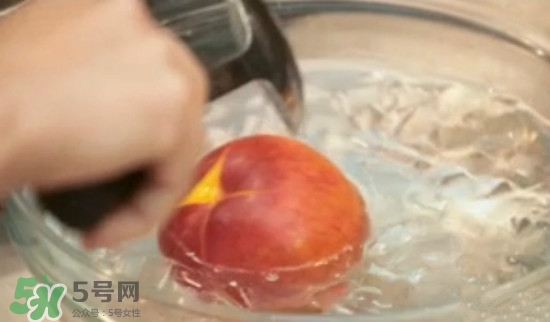 吃桃子要不要削皮？吃桃子的去皮方法