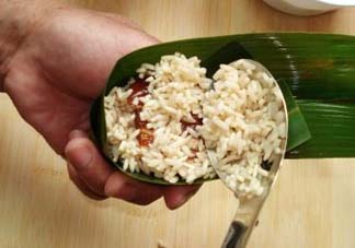 包粽子是生米還是熟米？包粽子的米是煮的還是生的？