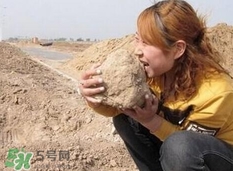 女子30年吃1噸土 異食癖是缺什么？