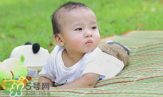 夏天寶寶睡覺穿什么好？夏天寶寶睡覺能光著睡嗎？