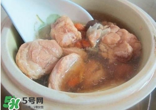 鱷魚(yú)肉燉湯要去皮嗎？鱷魚(yú)肉煲湯新鮮的好還是干的好
