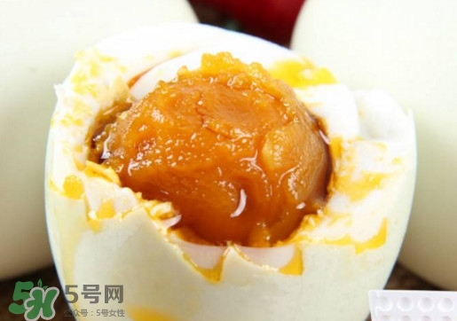 咸鴨蛋為什么會(huì)出油？咸鴨蛋為什么有油