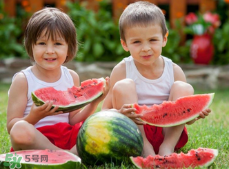 寶寶發(fā)燒時能吃西瓜嗎？寶寶咳嗽能不能吃西瓜？