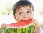 寶寶發(fā)燒時能吃西瓜嗎？寶寶咳嗽能不能吃西瓜？