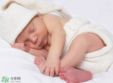 寶寶坐不穩(wěn)的原因 寶寶為什么會(huì)坐不穩(wěn)呢？
