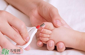 寶寶指甲多久剪一次？寶寶指甲多大可以剪？