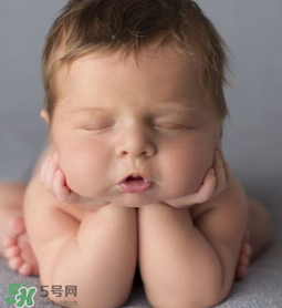 嬰兒吃藥后多久可以吃奶？嬰兒吃藥后多久可以喝奶粉？