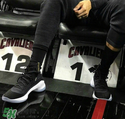 under armour curry4黑金怎么樣？庫里總決賽戰(zhàn)靴客場配色諜照曝光
