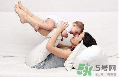 母乳喂養(yǎng)要喂水嗎？純母乳喂養(yǎng)要不要喂水？