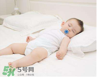 夏天寶寶需要穿襪子睡覺嗎？寶寶夏天睡覺要穿襪子嗎？
