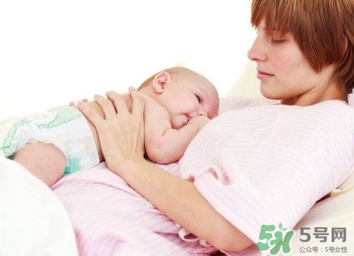 母乳喂養(yǎng)要喂水嗎？純母乳喂養(yǎng)要不要喂水？