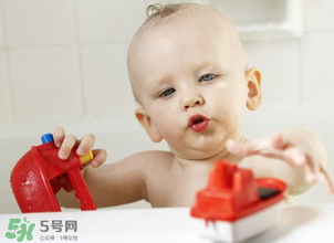 嬰兒浴盆是帶浴網(wǎng)還還是帶浴板好？嬰兒浴盆什么款式好？