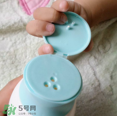 爽身粉可以擦臉上嗎？臉上可不可以涂爽身粉？